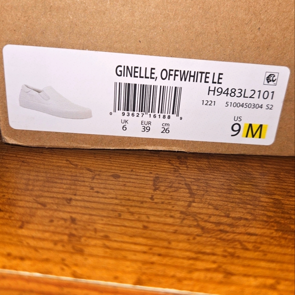 Vince Ginelle leather slip on sneakers in offwhite. Size 9M women's.